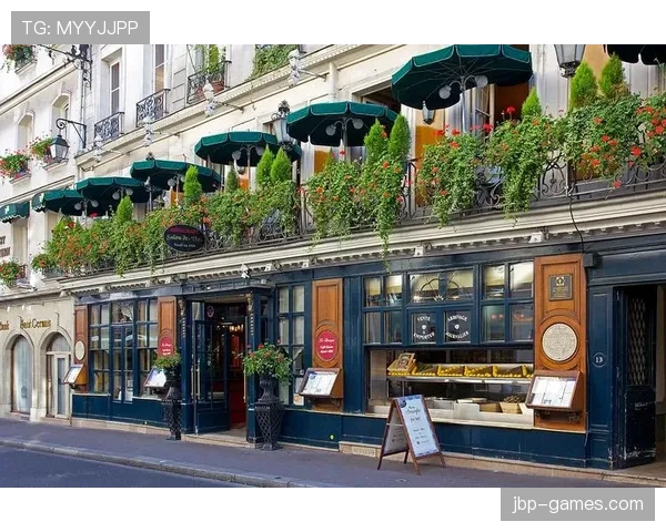 德约穿得像个老板，训练场外倒像街头咖啡店的常客？