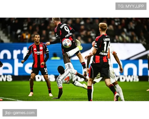 拜仁防线问题持续暴露：近期表现波动，对争冠形势产生影响